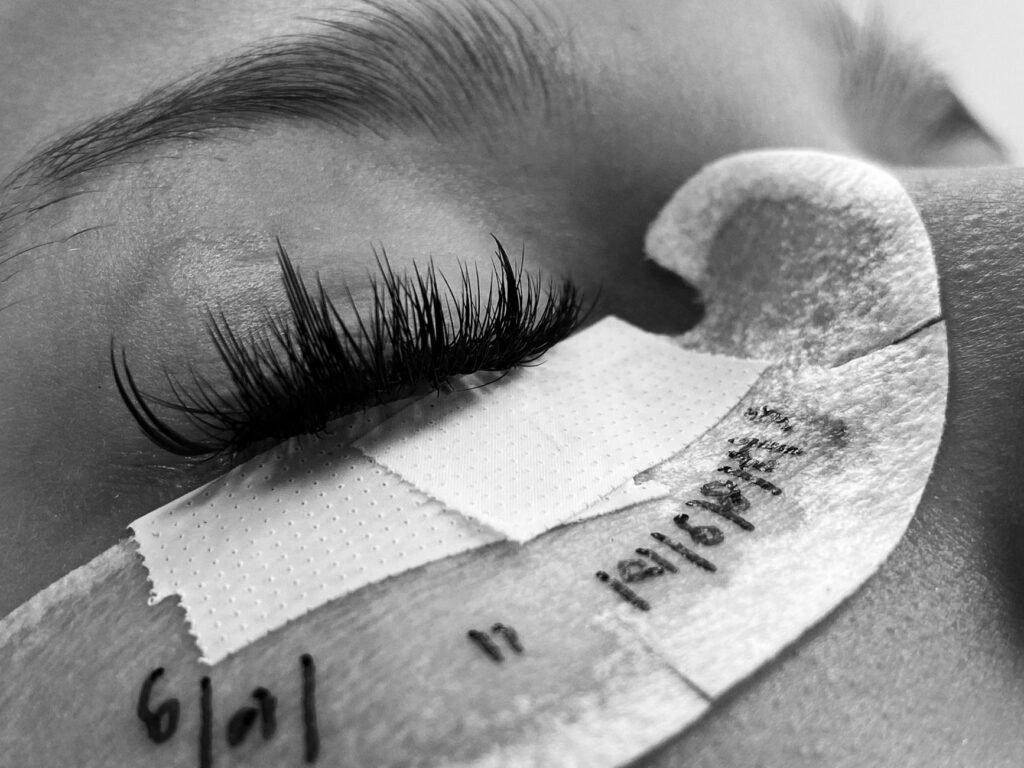 Eyelash Extensions vs Lash Lift — A Complete Guide